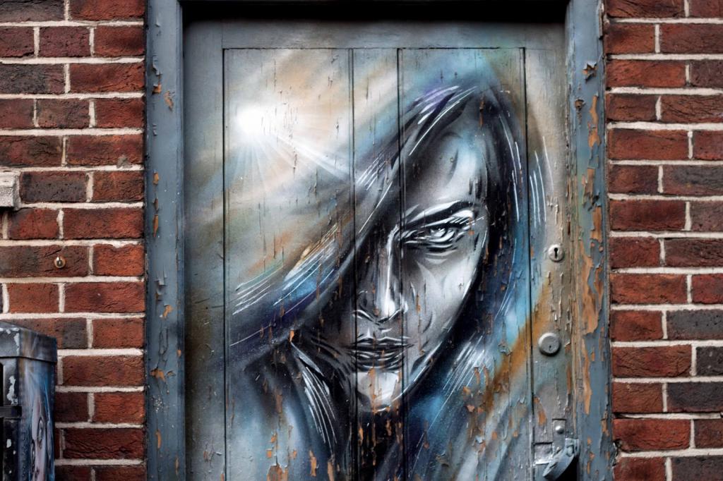 граффити на двери