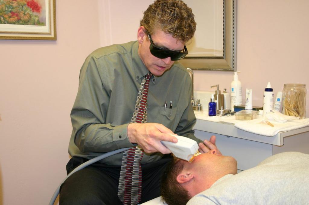 Лазерное удаление пигментных пятен на лице: назначение, особенности прохождения процедуры и отзывы