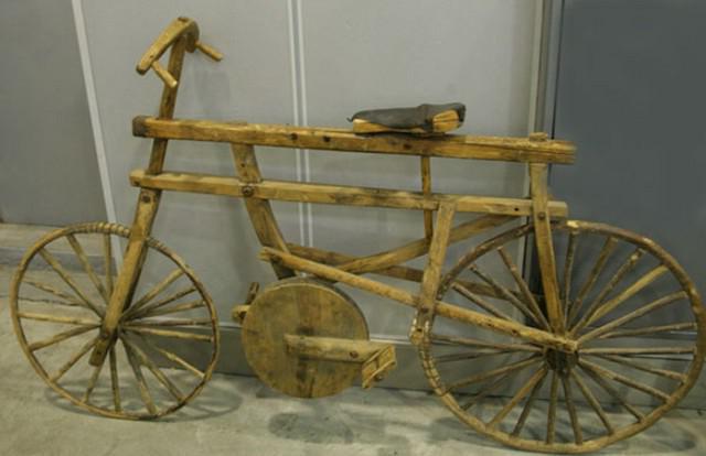 старинный деревянный велосипед