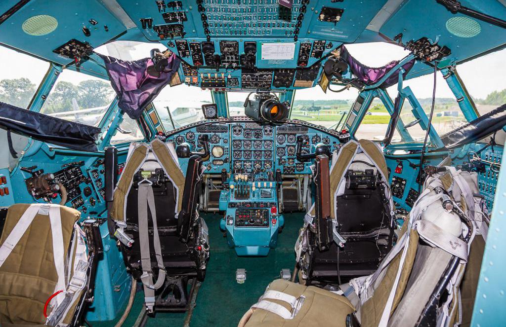 Кабина самолета Ан-22