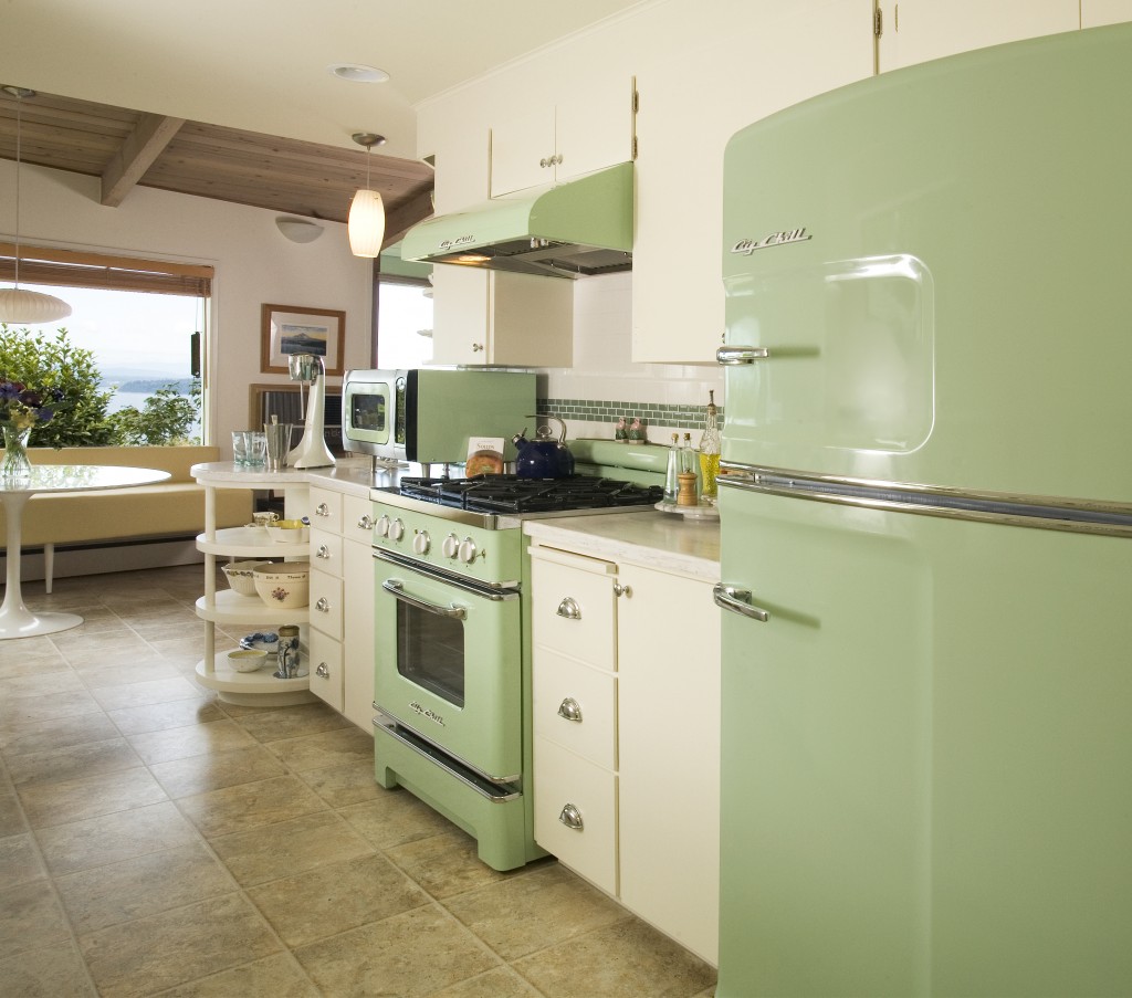 Зеленый холодильник в интерьере кухни