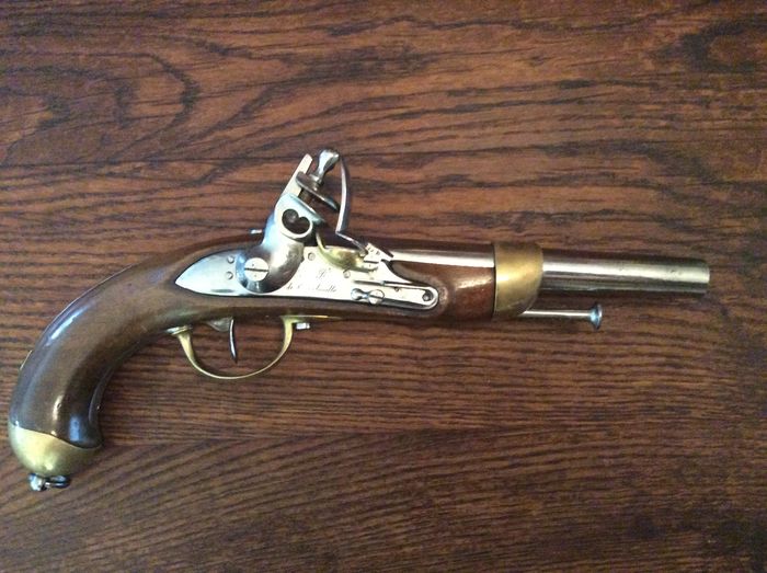 Фото старинного кремневого пистолета