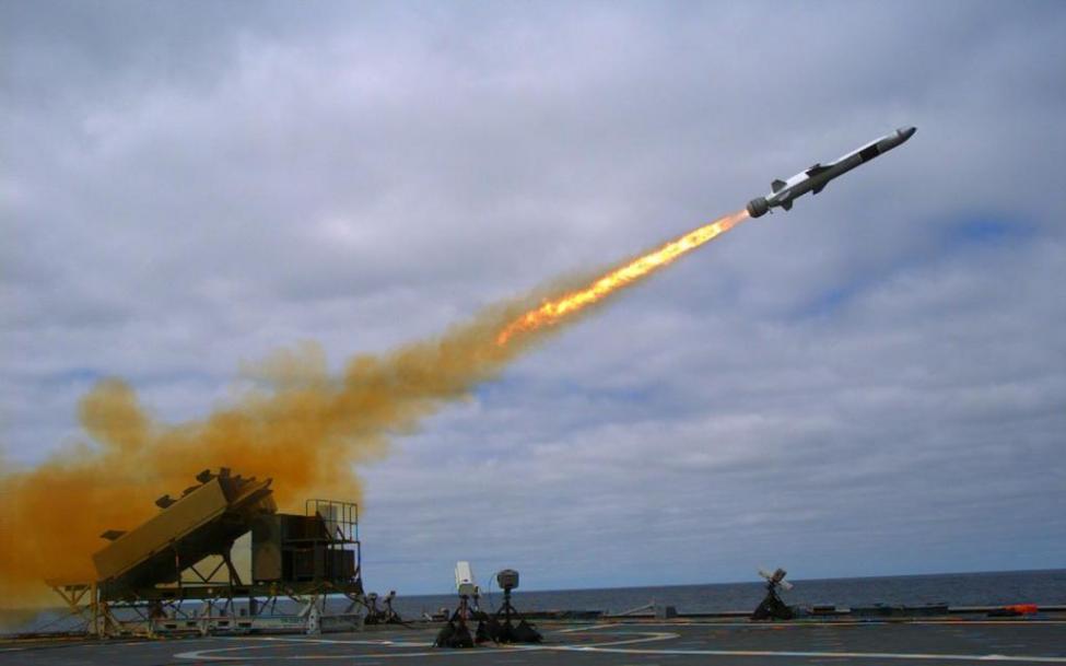 Запуск противокорабельной ракеты "Гарпун"