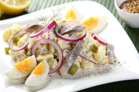 Салат с селедкой, картофелем и солеными огурцами