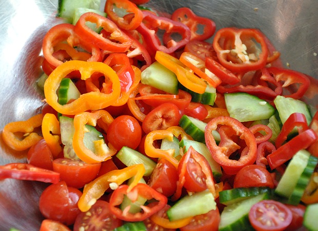 Салат из овощей с соусом песто