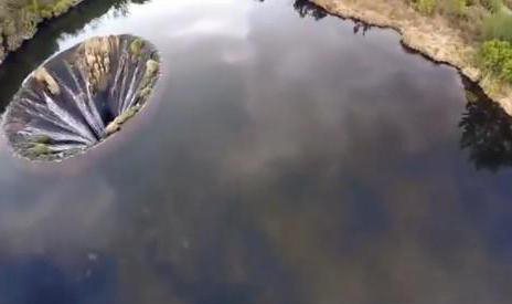 водопад внутри озера в Португалии