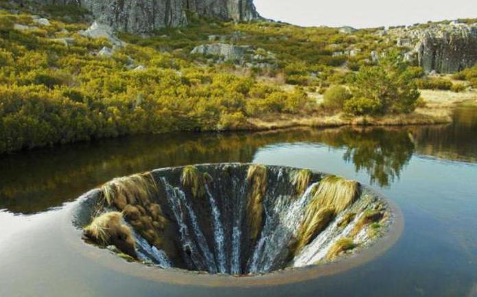 озеро с дырой в Португалии