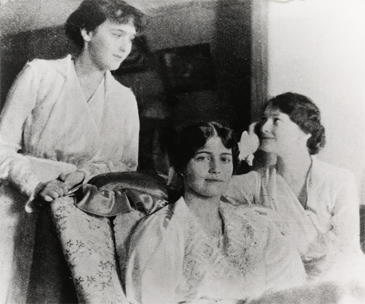 Анастасия Николаевна с сестрами