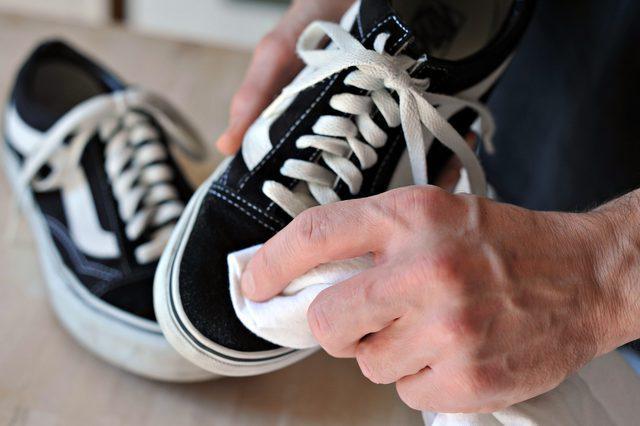 как чистить белые замшевые кроссовки