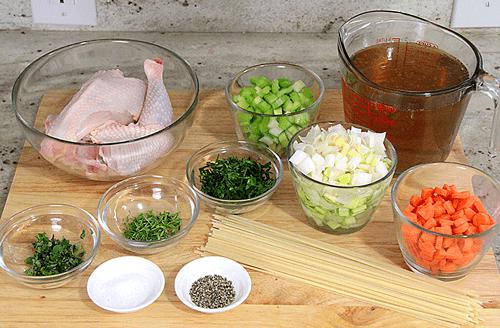Ингредиенты для куриного супа с лапшой