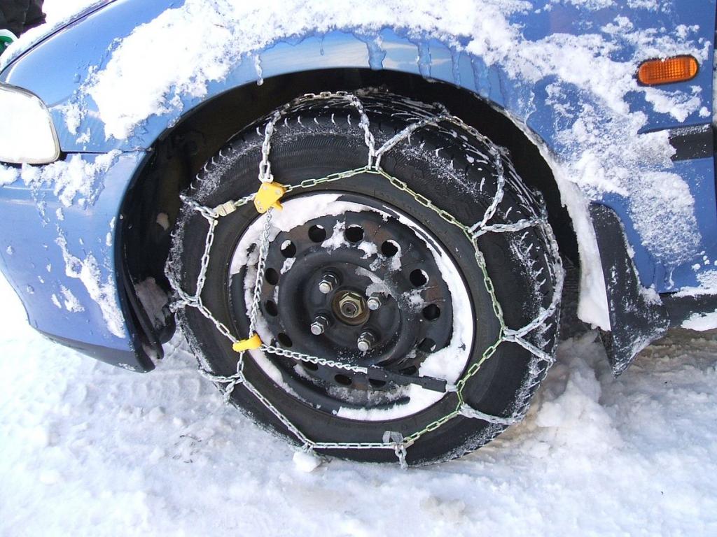 Как одеть цепи на колеса: советы и особенности зимней "обувки" машин