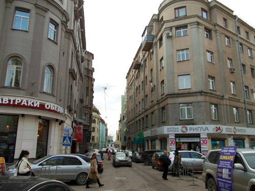 Со стороны улицы Арбат в Москве