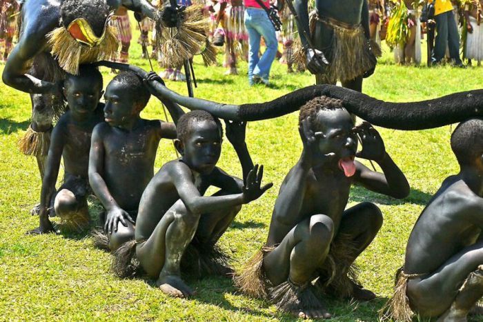 Дети племени папуасов
