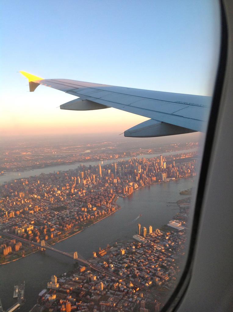 Вид из самолета на город