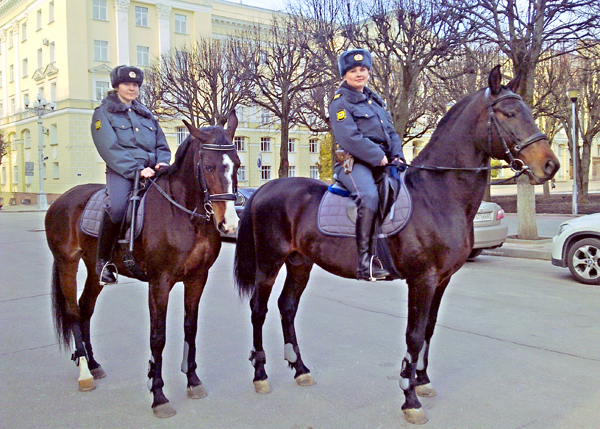 Девушки конной полиции