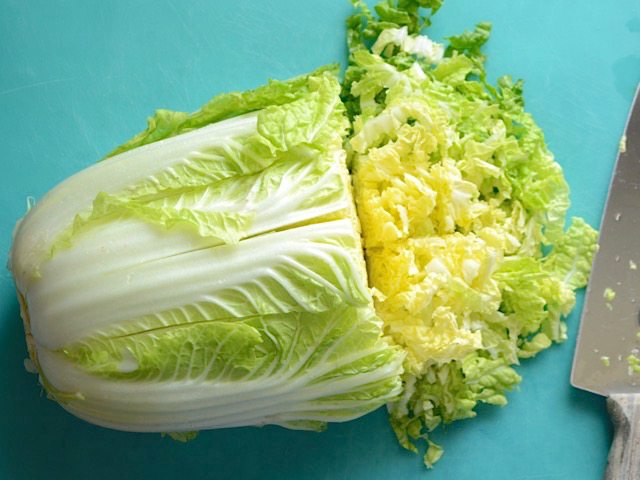 как правильно резать пекинскую капусту на салат