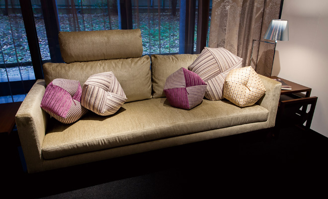 декоративные подушки на диван в интерьере