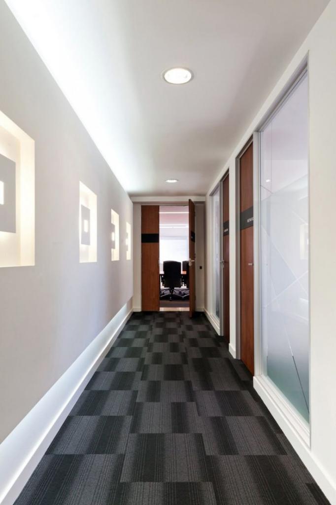 узкий длинный коридор в квартире