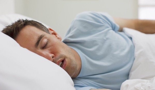 почему человек спит с открытым ртом