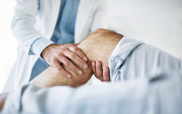почему болят колено при приседании