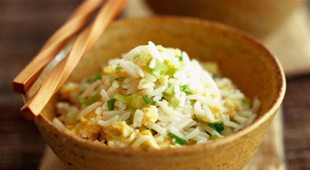рис с луком и яйцом