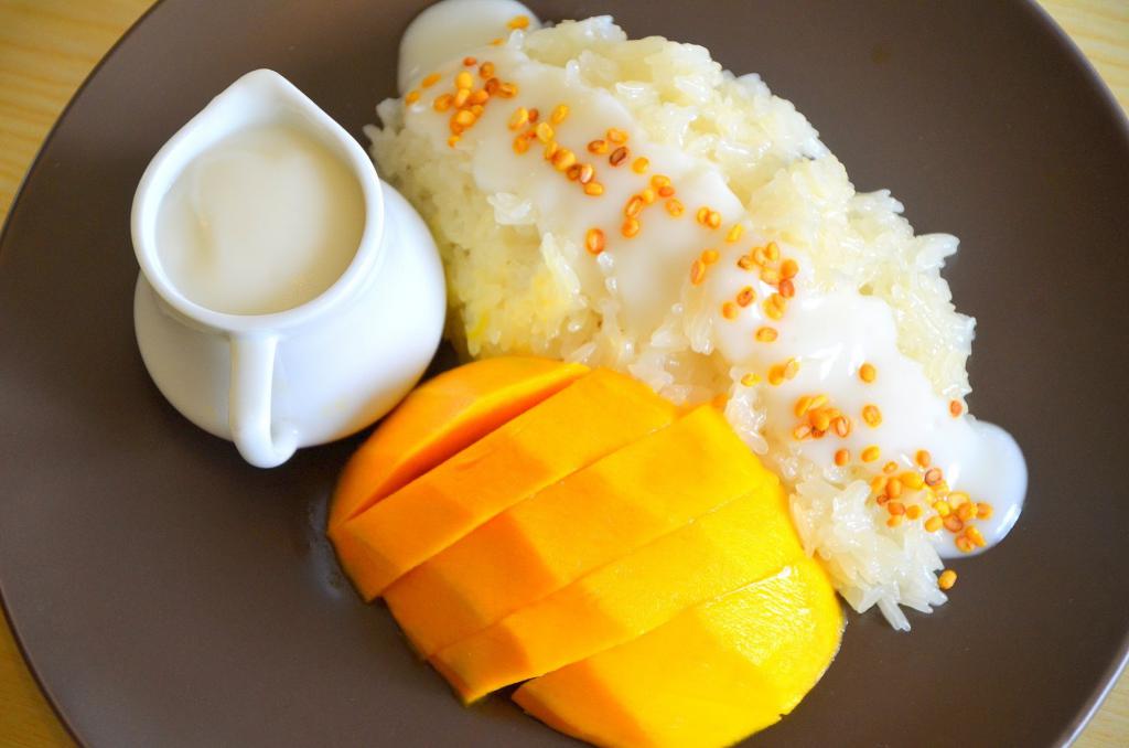 десерт из риса и манго