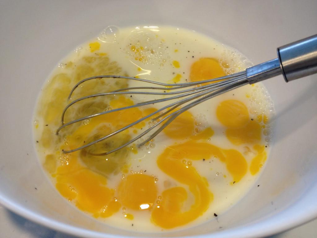 смешать яйца с молоком