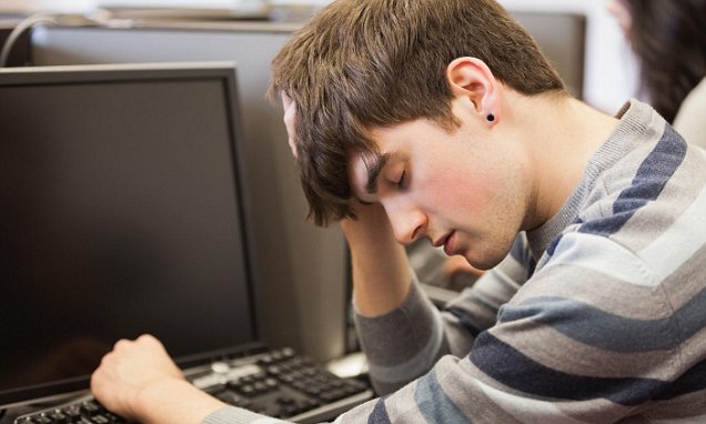 школьник сидит за компьютером
