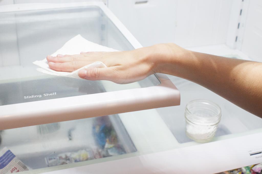 убрать запах в холодильнике в домашних условиях