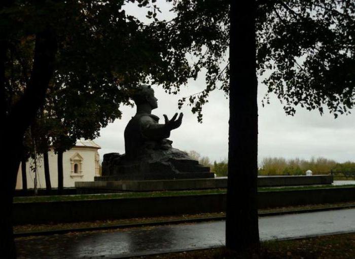 памятник есенину в рязани фото