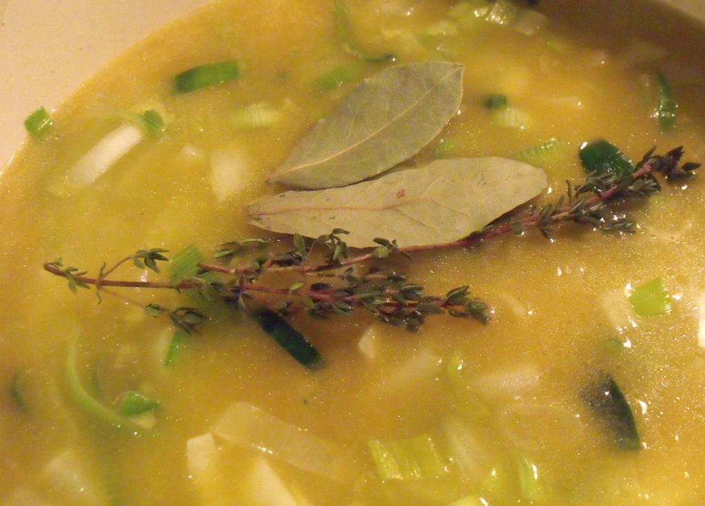 Когда добавлять лавровый лист в суп, бульон, борщ