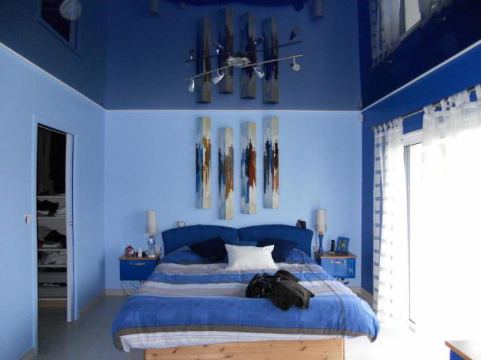 дизайн натяжных потолков в спальне с люстрой 