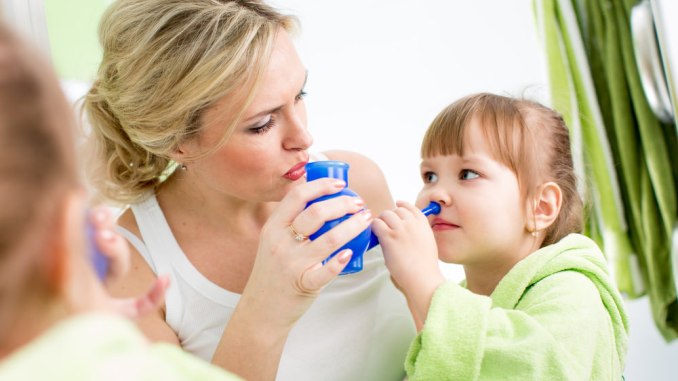 Промывание носа у ребенка