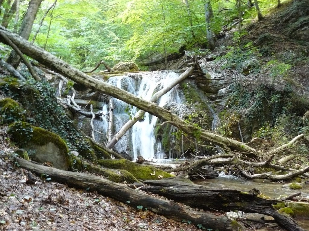 Водопад Джур-Джур весной
