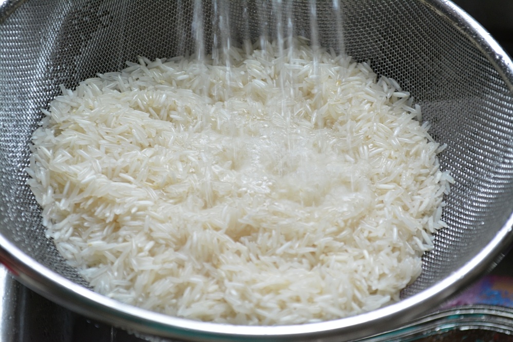 рис промывают водой