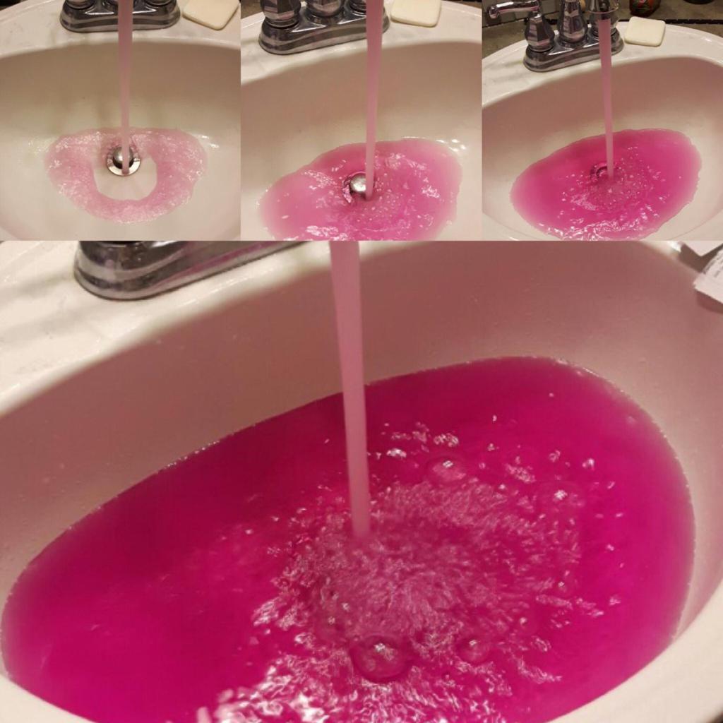 Розовая вода в раковине
