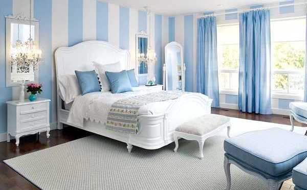Бело-голубая спальня с ковром
