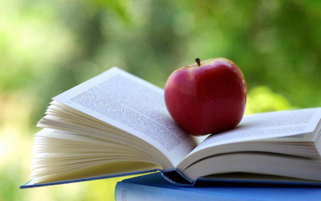 яблоко и книга