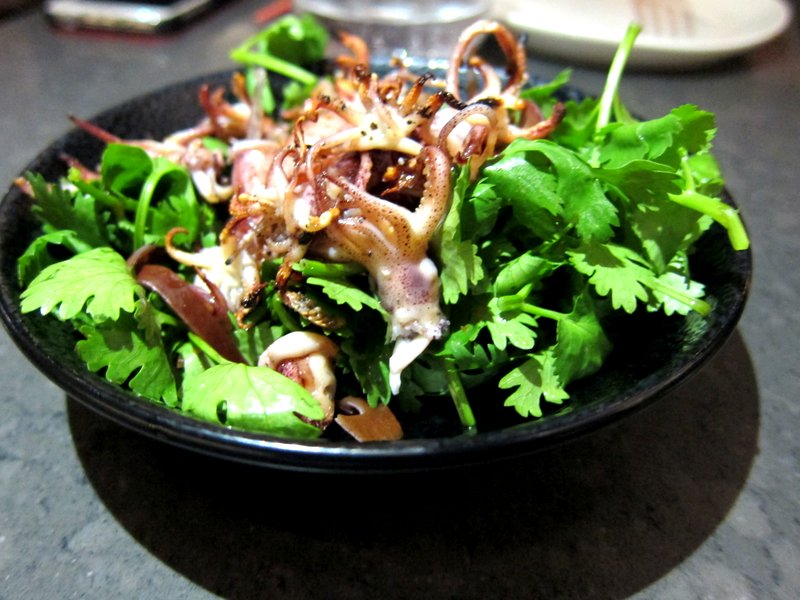 слоеный салат с кальмарами и грибами