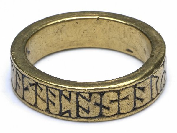 Руническое кольцо - древний амулет.
