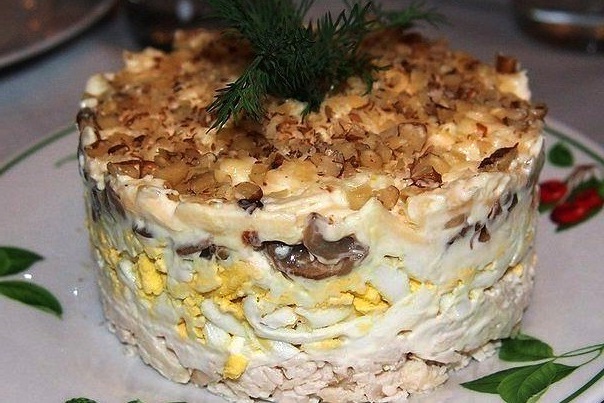 слоенный салат с курицей грибами