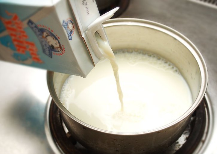 Молодая развратница использует молоко при соло чтобы сиськи выросли