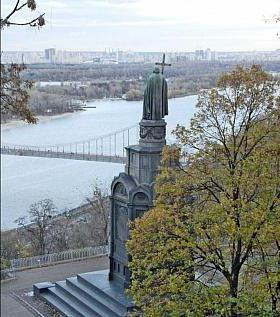 в Киеве облили краской памятник князю Владимиру
