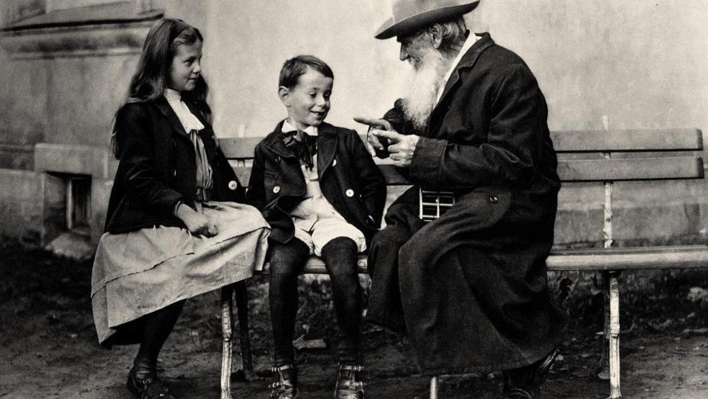 Лев Толстой общается с детьми