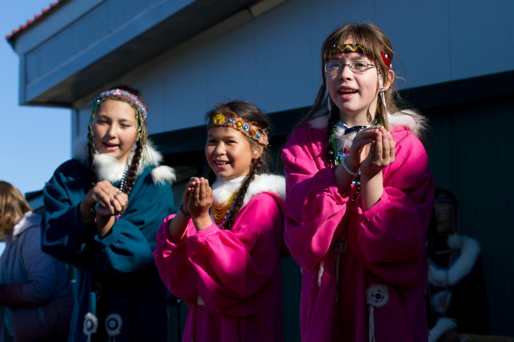 Чукотские дети исполняют традиционный танец