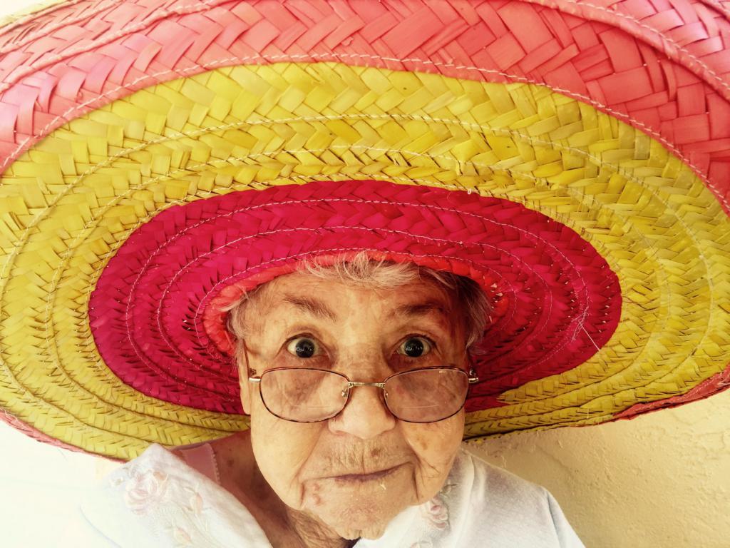 Бабушка в очках и шляпе