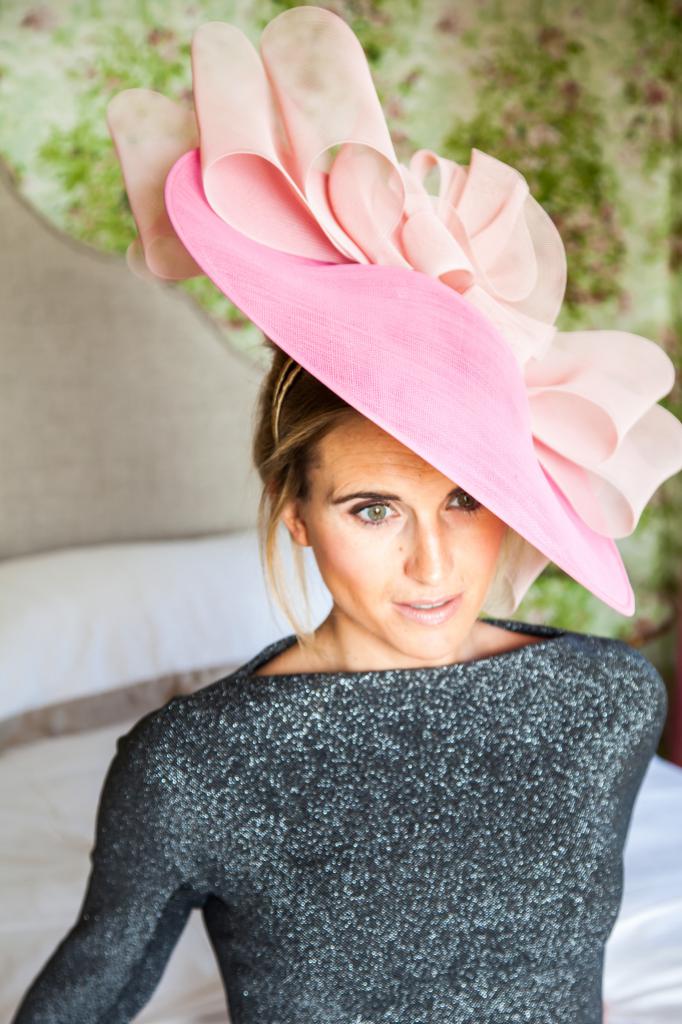 Розовая свадебная шляпка большая