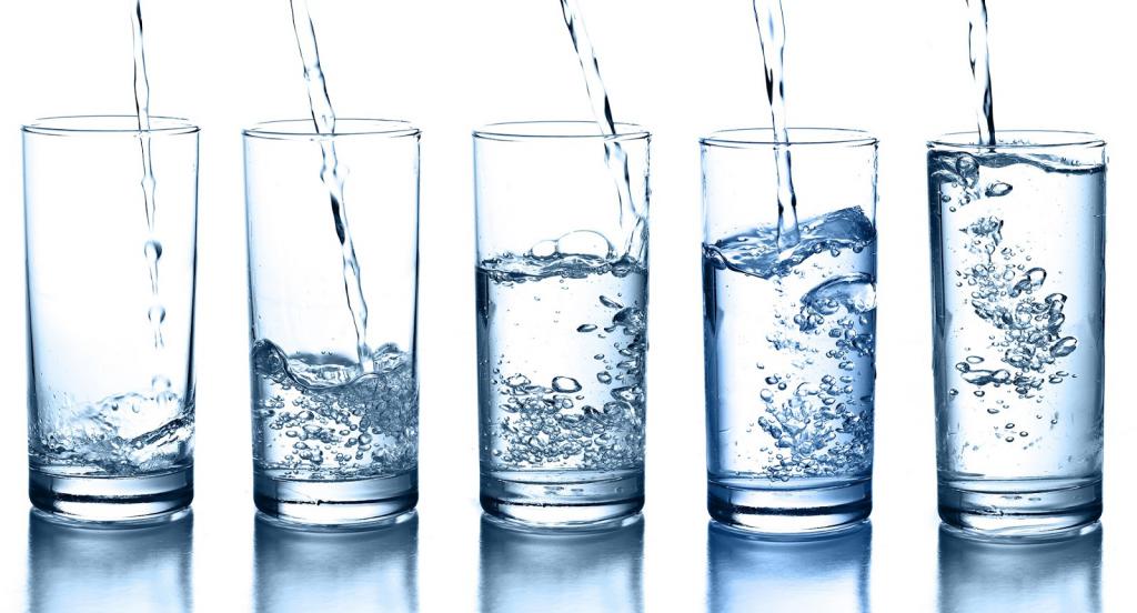 пять стаканов с водой