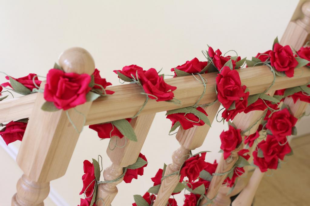 Лестничные перила украшены цветами розами