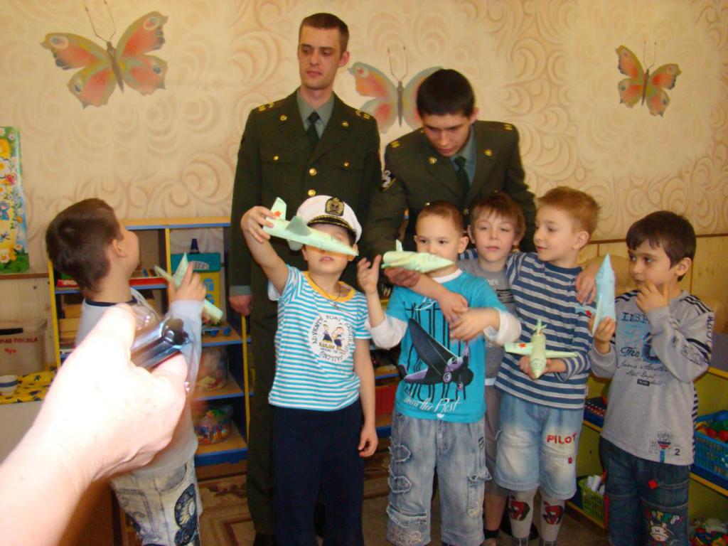 Дети и военные в форме
